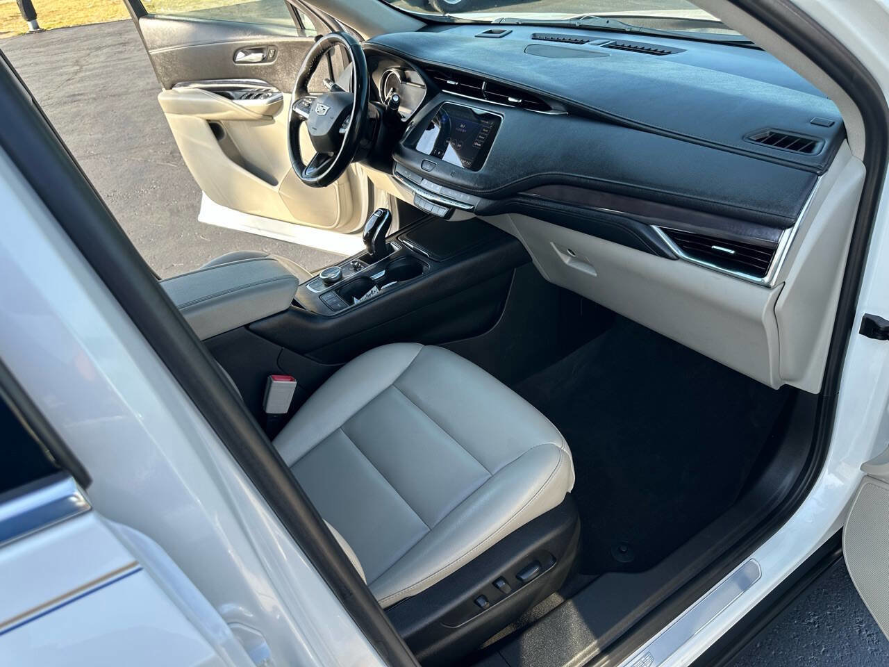 Used 2020 Cadillac XT4 Luxury w/ Cold Weather Package image 19