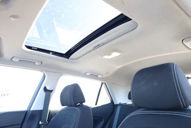 Used 2023 Hyundai Venue SEL image 23