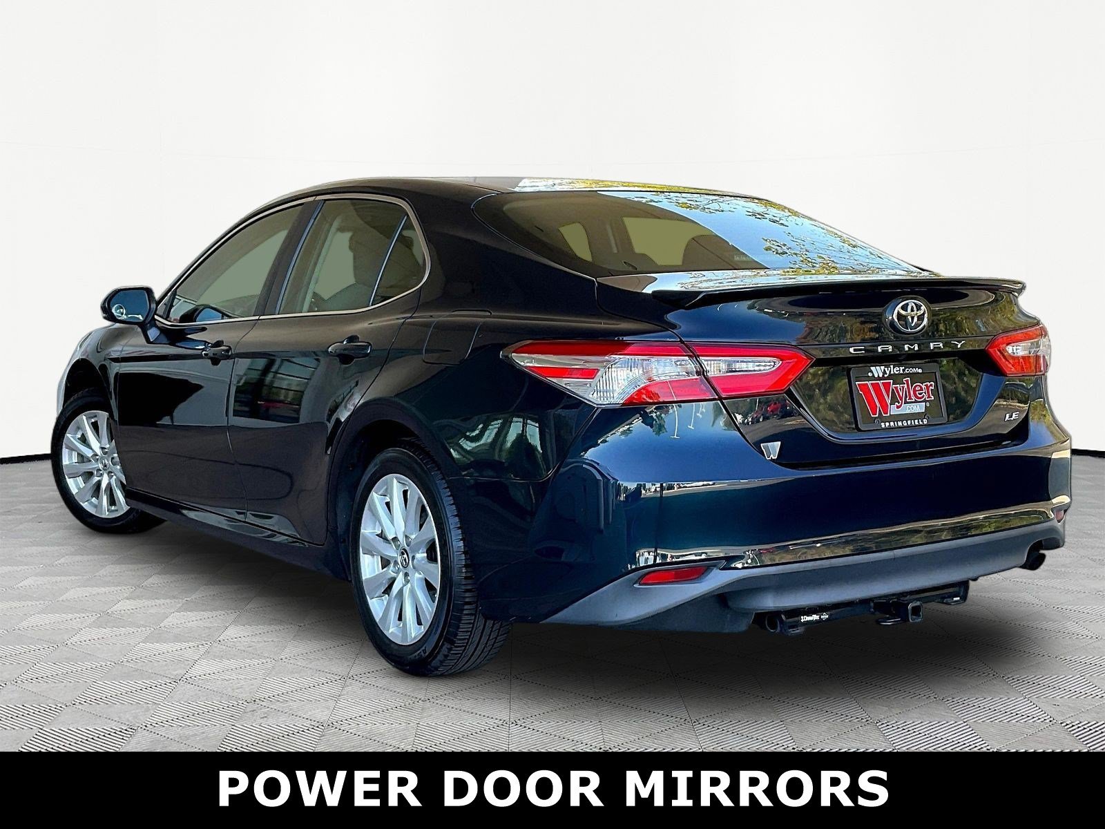 Used 2018 Toyota Camry LE FWD image 4