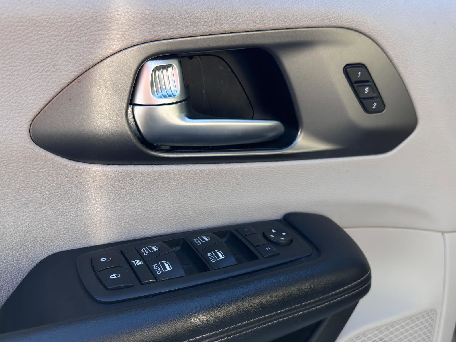 Used 2020 Chrysler Pacifica Touring-L Plus image 16