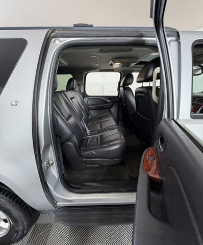 Used 2014 Chevrolet Suburban LT RWD image 6