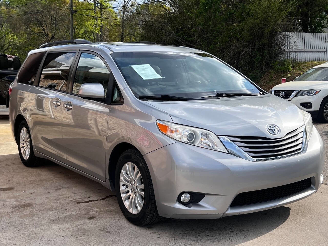 Used 2017 Toyota Sienna XLE Premium FWD image 8