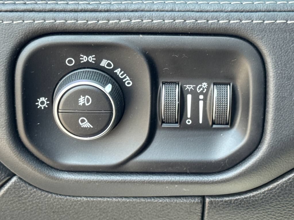 Used 2025 RAM 3500 Limited AWD/4WD image 34