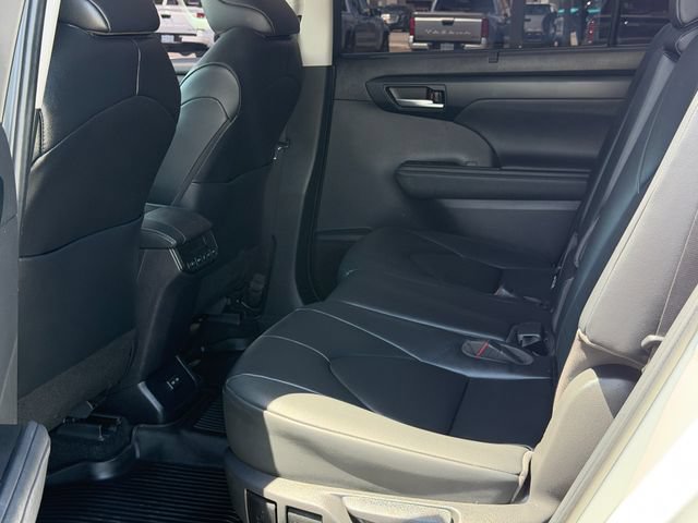 Used 2023 Toyota Highlander XLE FWD image 18