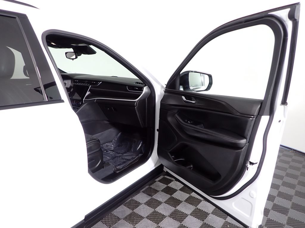 Used 2023 Jeep Grand Cherokee Altitude AWD/4WD image 37