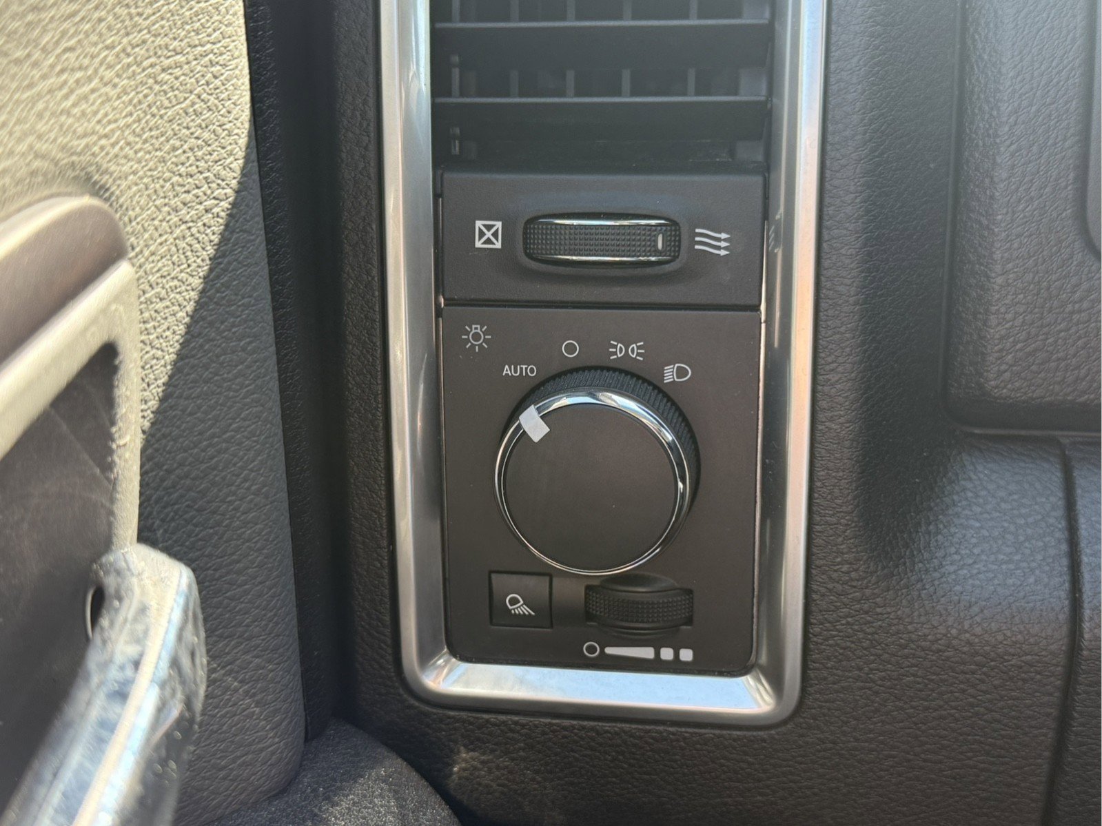Used 2022 RAM 1500 Classic SLT RWD image 21