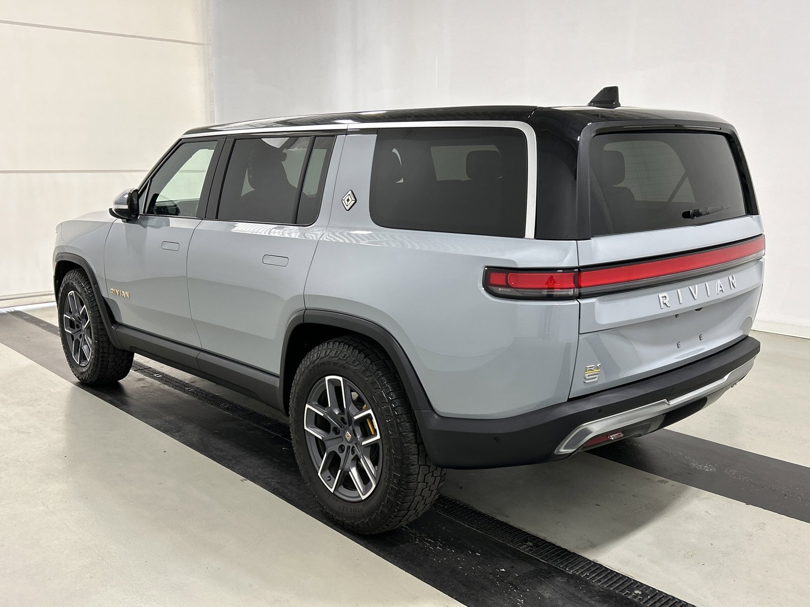 Used 2023 Rivian R1S Adventure image 3