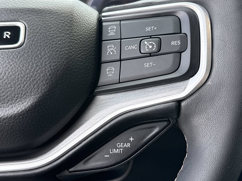 Used 2025 Jeep Wagoneer 4WD image 12
