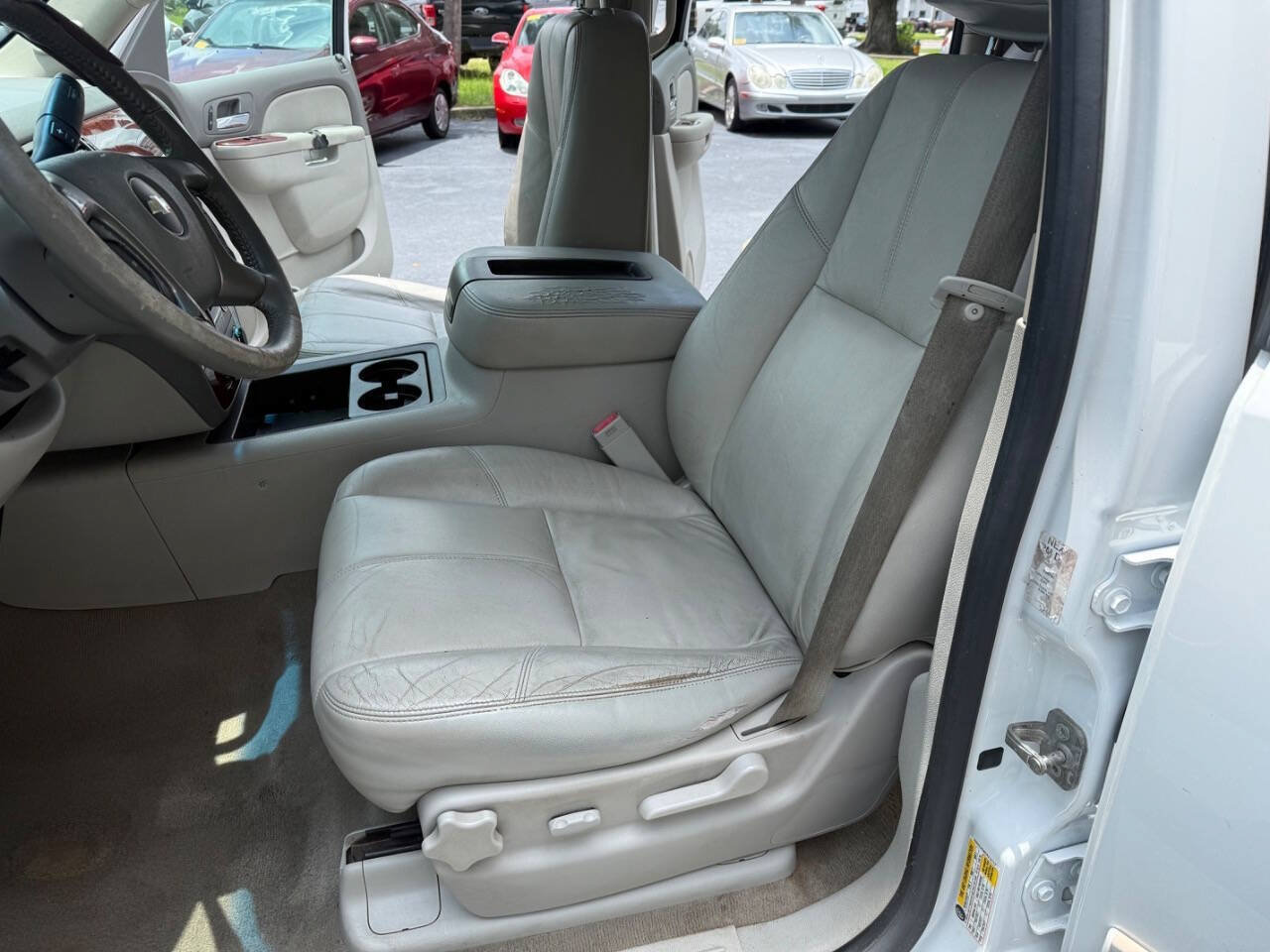 Used 2012 Chevrolet Suburban LT RWD image 5