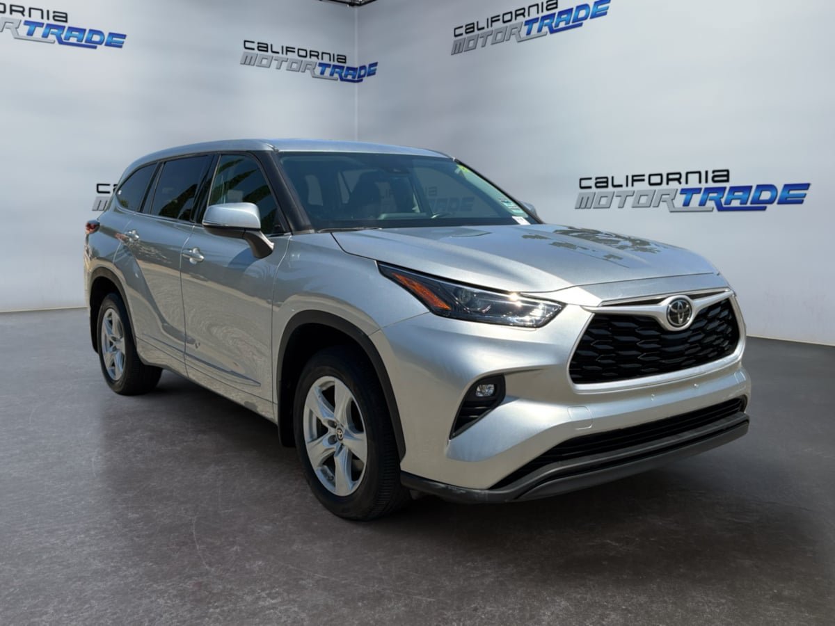 Used 2022 Toyota Highlander LE AWD/4WD image 3