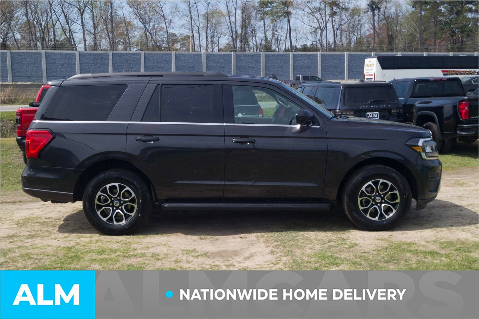 Used 2024 Ford Expedition XLT RWD image 5