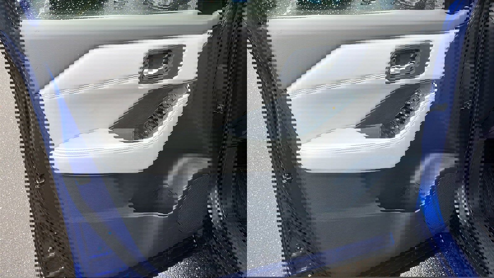 Used 2023 Nissan Rogue SV w/ SV Premium Package image 11