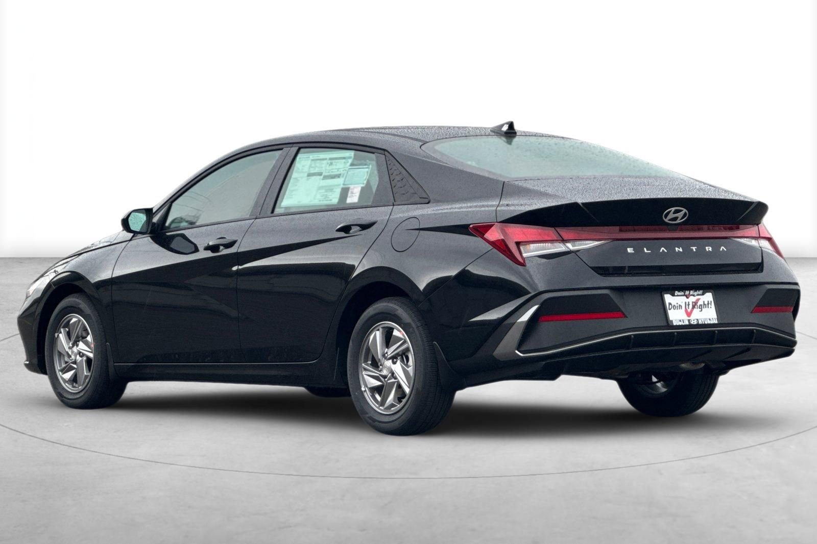 Used 2025 Hyundai Elantra SE image 4