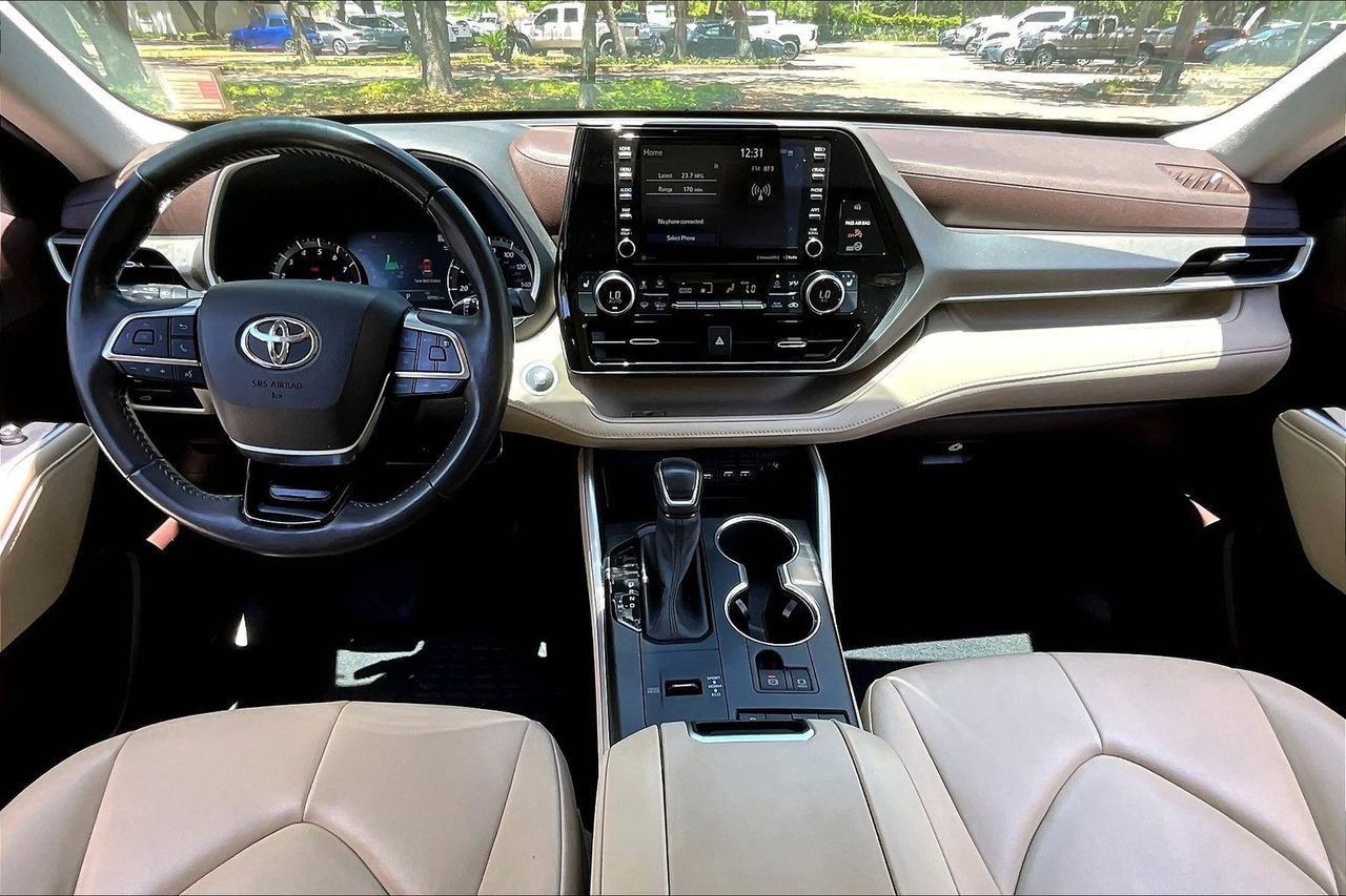 Used 2020 Toyota Highlander XLE FWD image 7