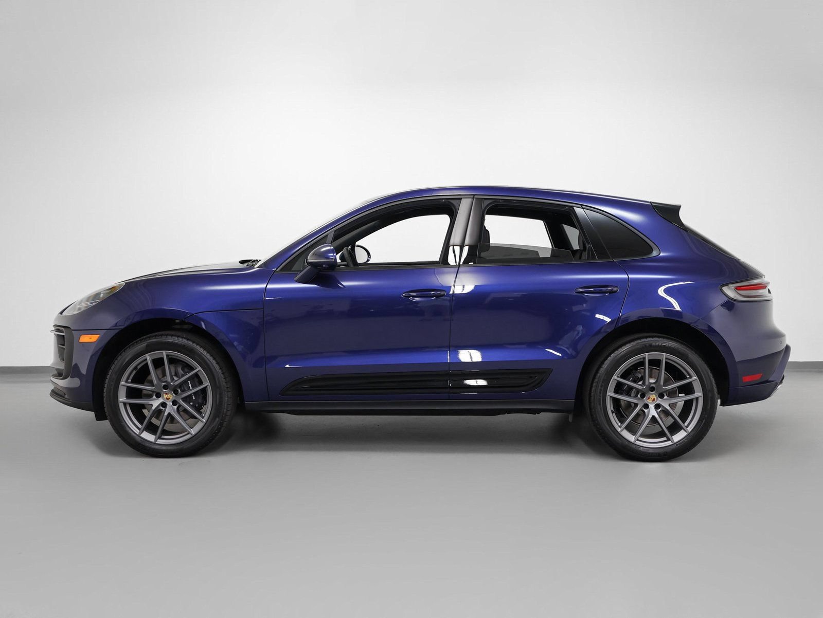 Used 2025 Porsche Macan AWD/4WD image 2