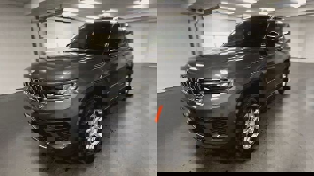 Used 2024 Jeep Grand Cherokee Laredo image 4