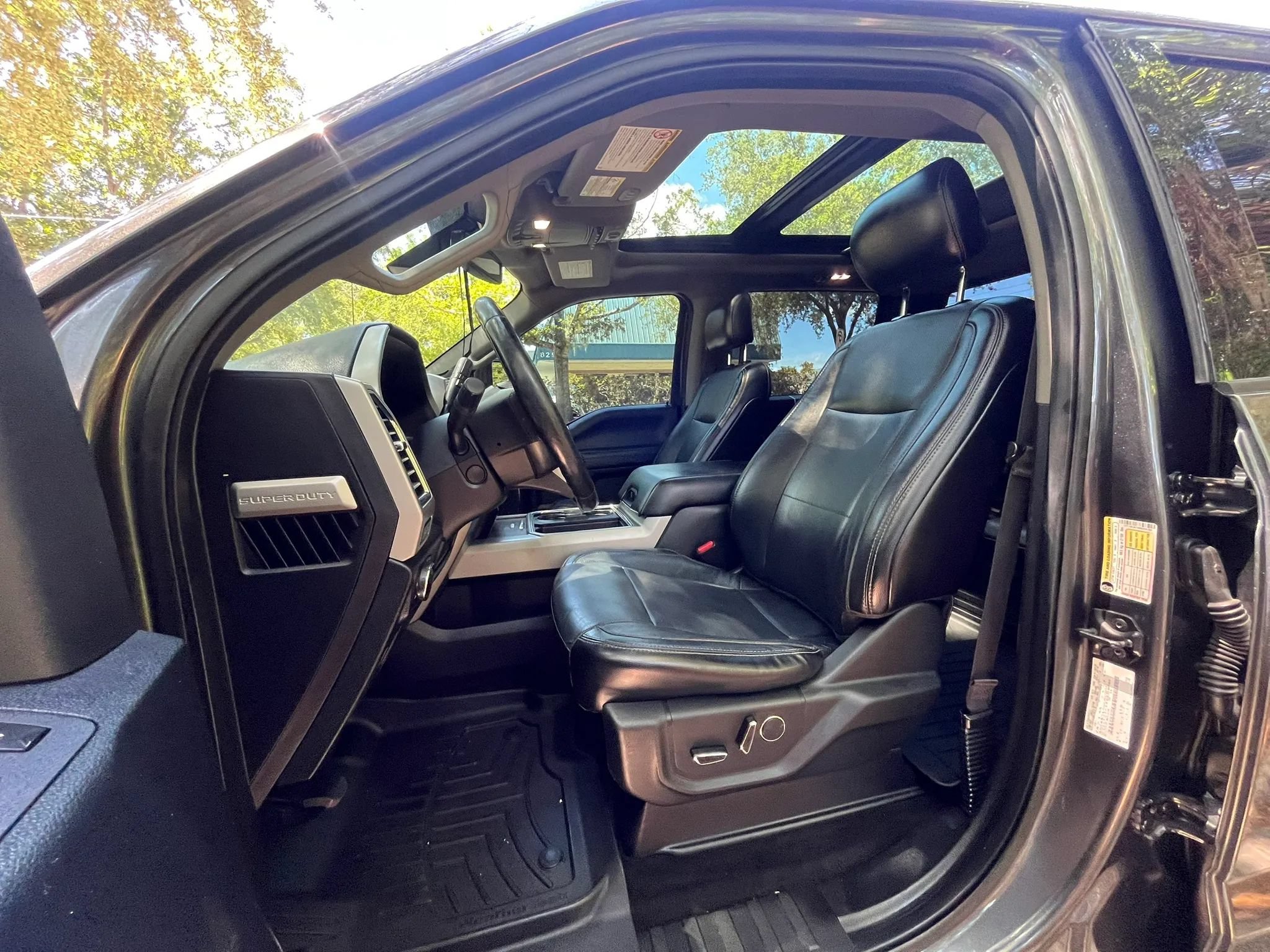 Used 2017 Ford F250 Lariat w/ Lariat Ultimate Package AWD/4WD image 19