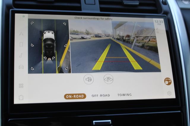 Used 2025 Land Rover Discovery Dynamic SE image 19