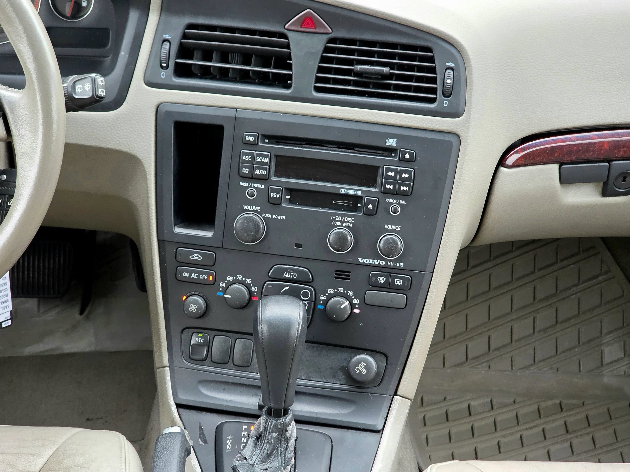 Used 2004 Volvo V70 2.5T FWD image 24
