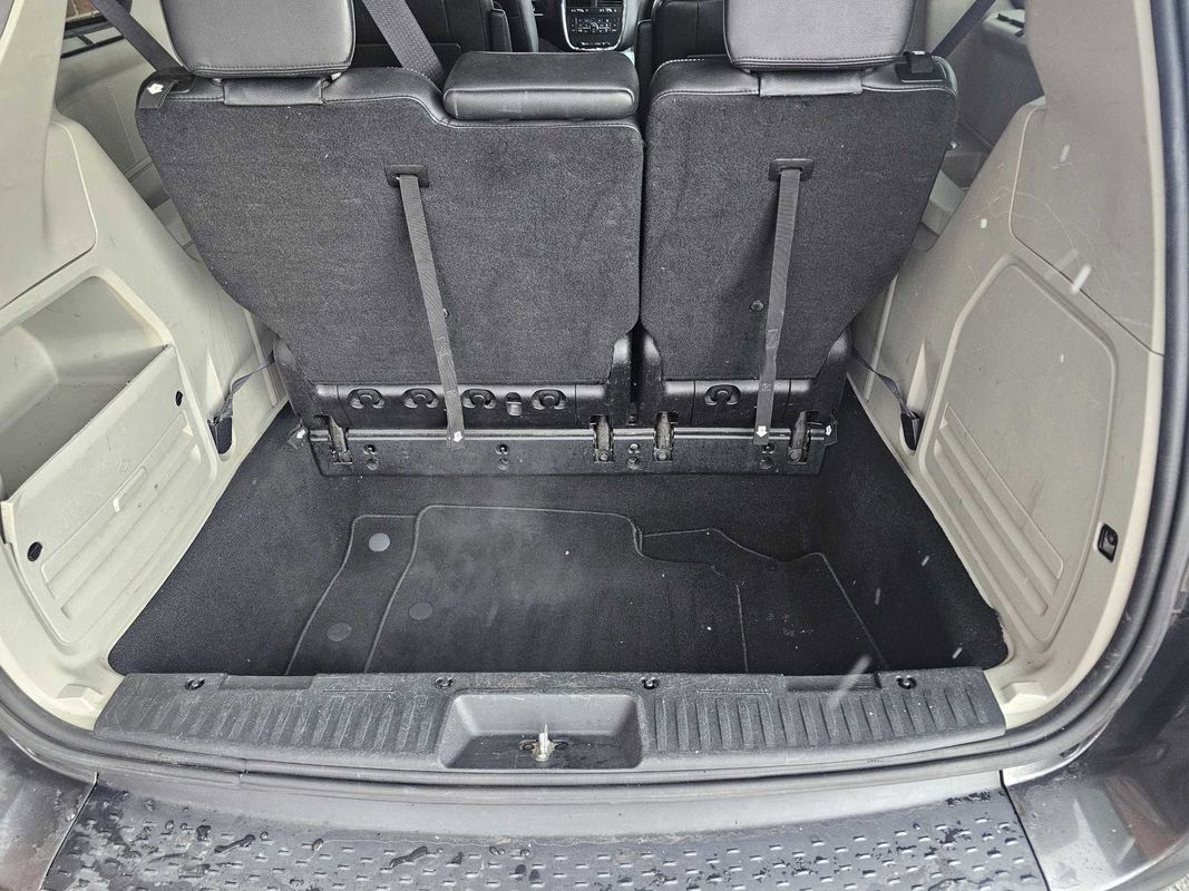 Used 2015 Chrysler Town & Country Touring-L w/ Driver Convenience Group image 25