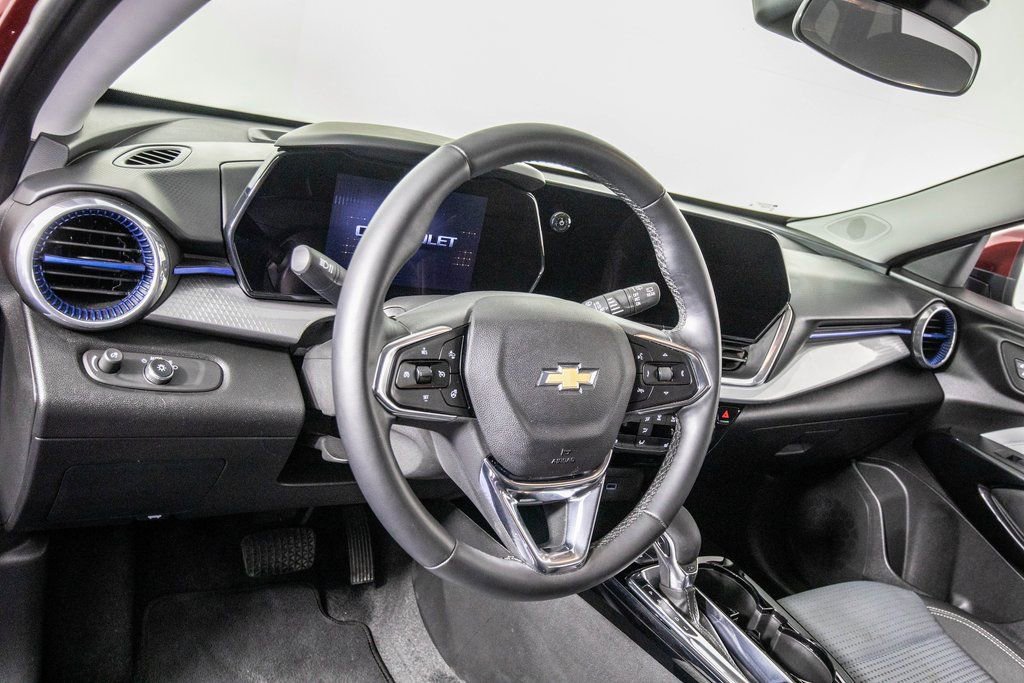 Used 2025 Chevrolet Trax LT w/ LT Convenience Package image 17