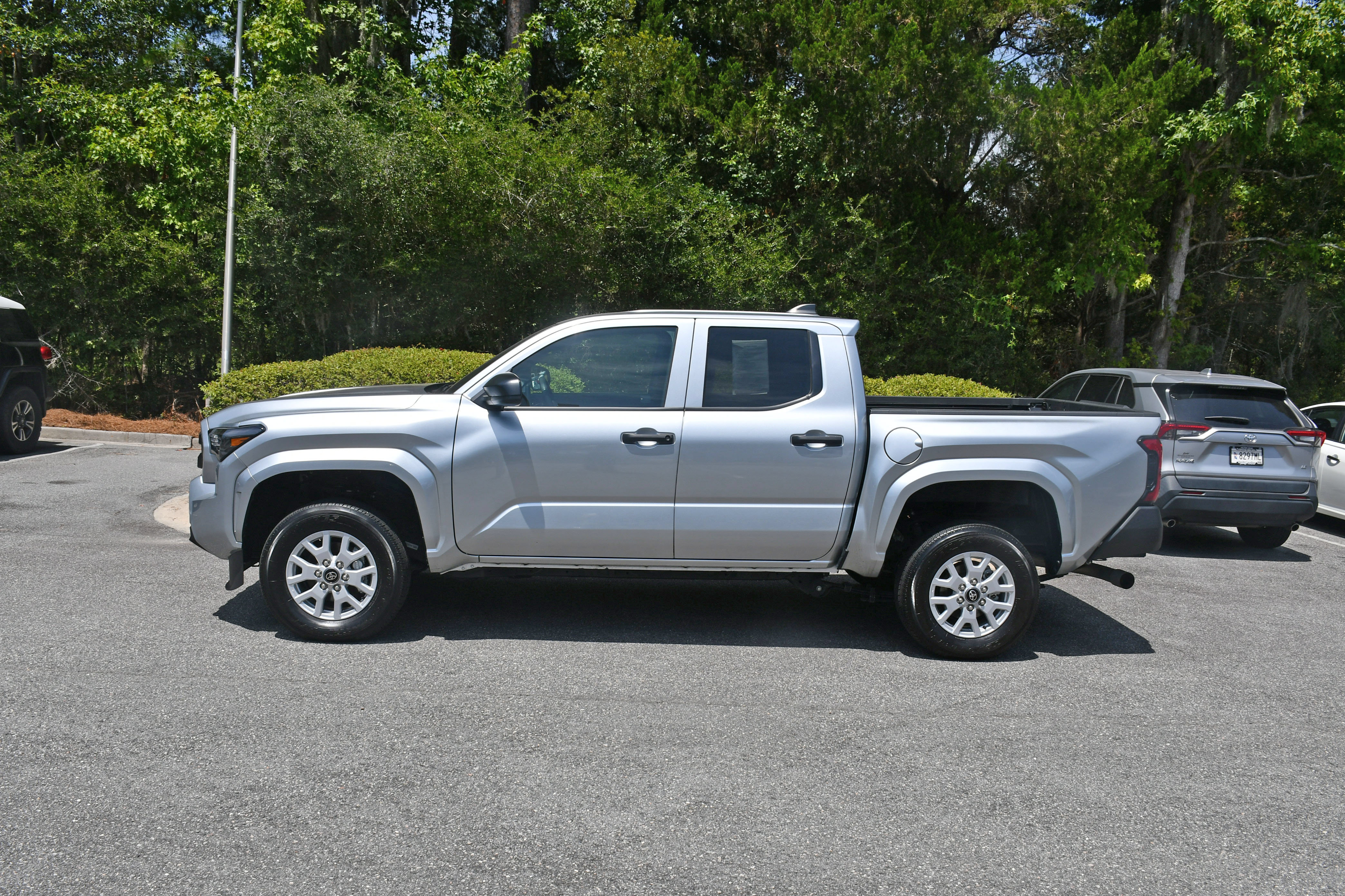 Used 2025 Toyota Tacoma SR AWD/4WD image 2