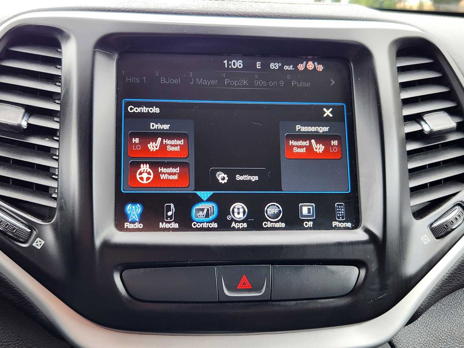 Used 2018 Jeep Cherokee Latitude Plus w/ Cold Weather Group AWD/4WD image 23