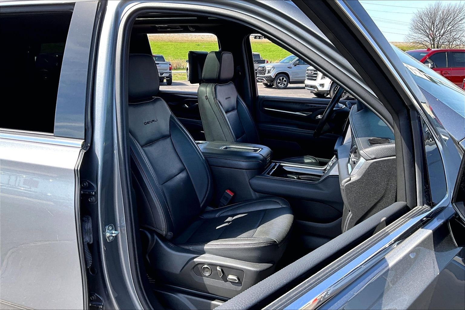 Used 2021 GMC Yukon Denali w/ Denali Premium Package image 7