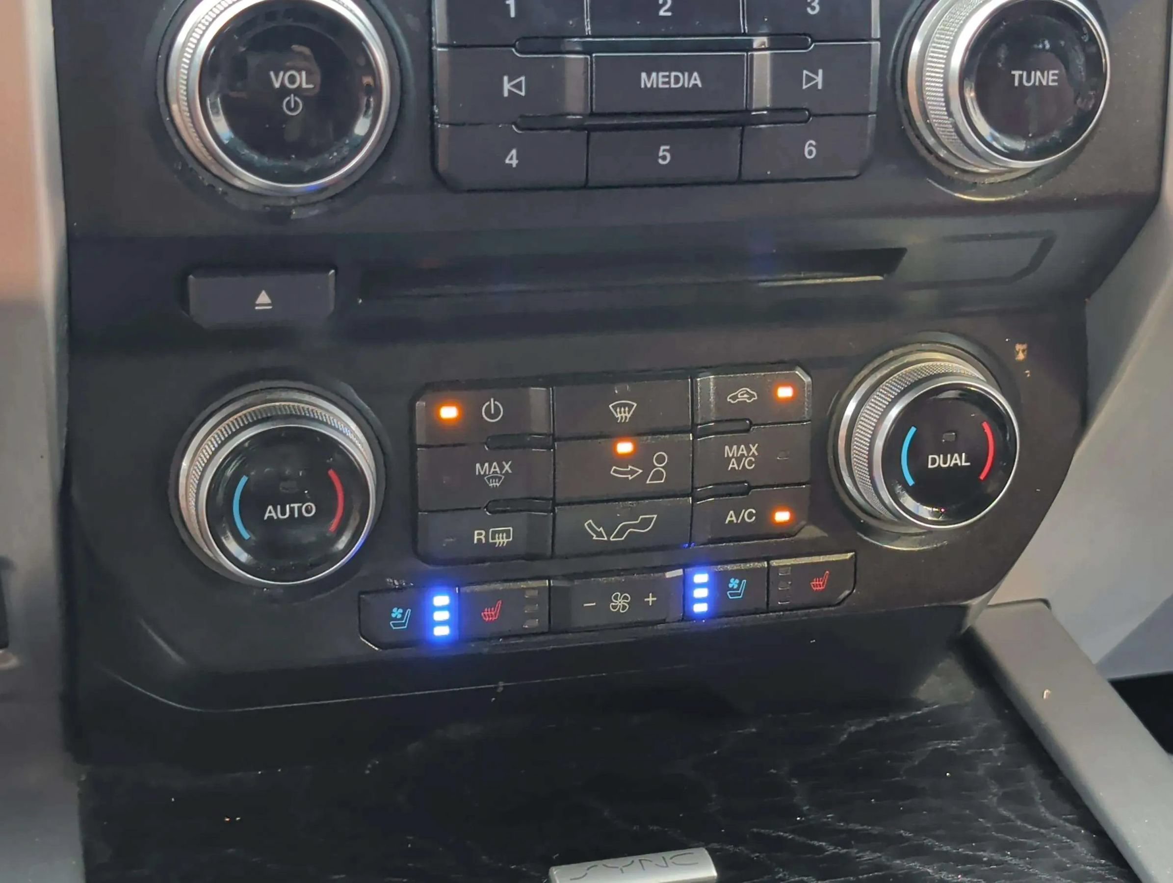 Used 2018 Ford F150 Platinum w/ Equipment Group 701A Luxury RWD image 16