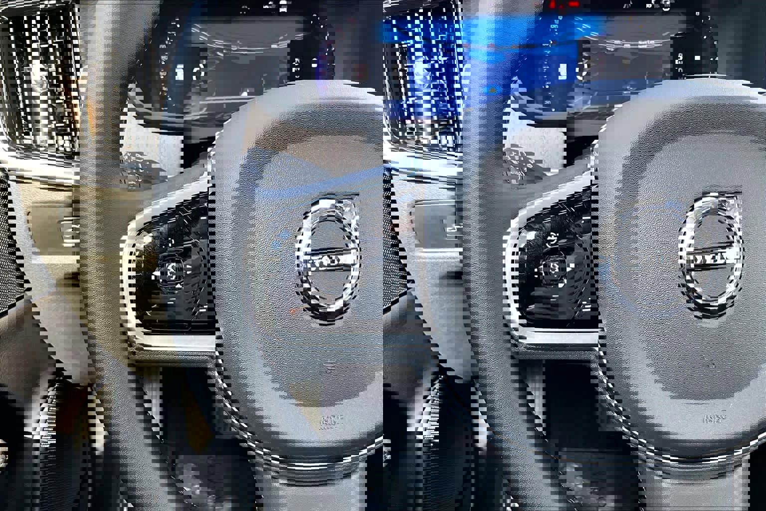 Used 2025 Volvo S90 B6 Plus image 24