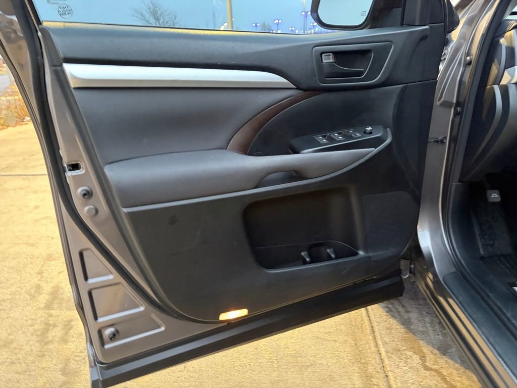 Used 2015 Toyota Highlander LE image 9