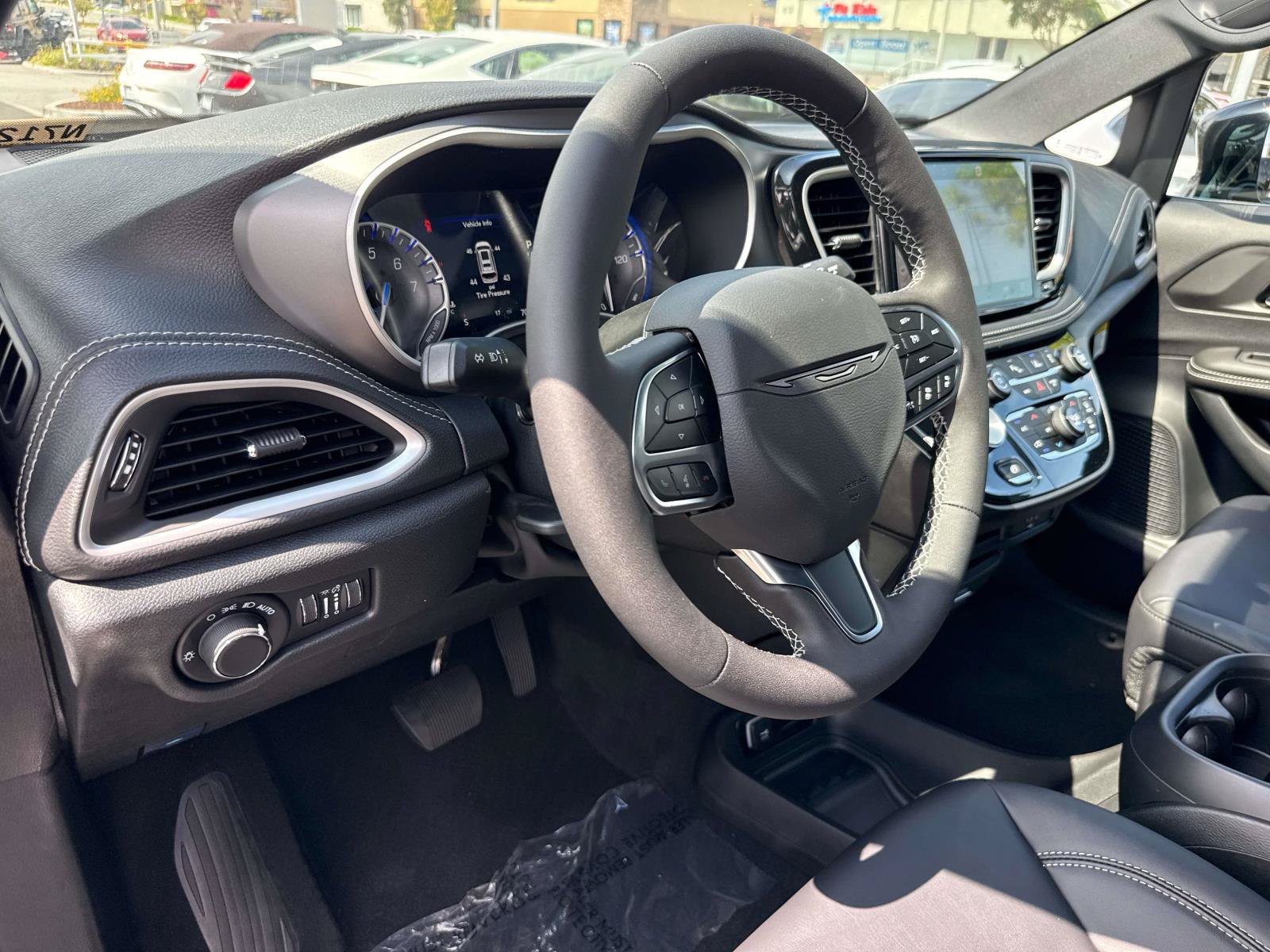 New 2027 Chrysler Pacifica Select w/ Family Tech Group AWD/4WD image 28