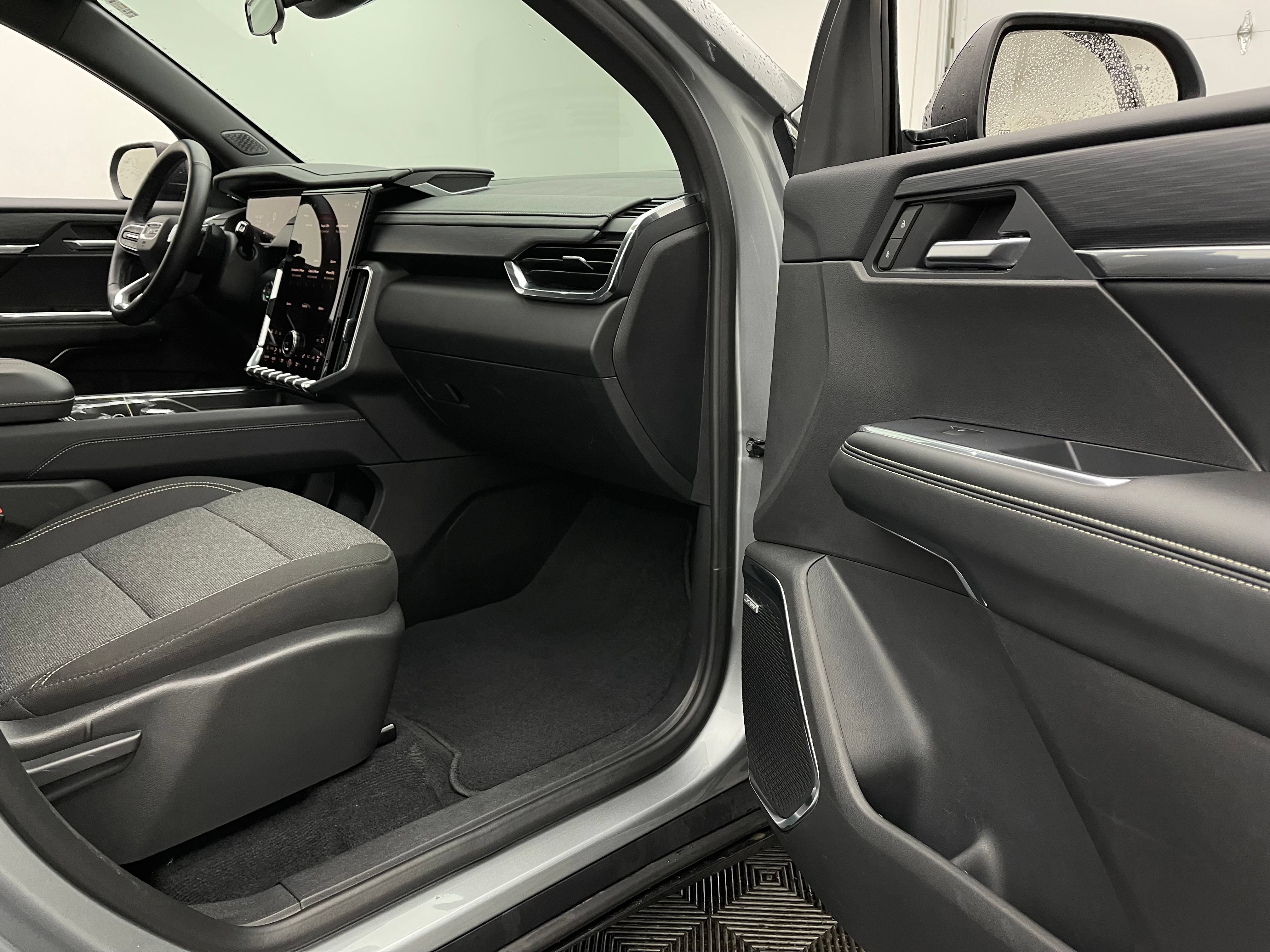 Used 2025 GMC Acadia Elevation FWD image 33