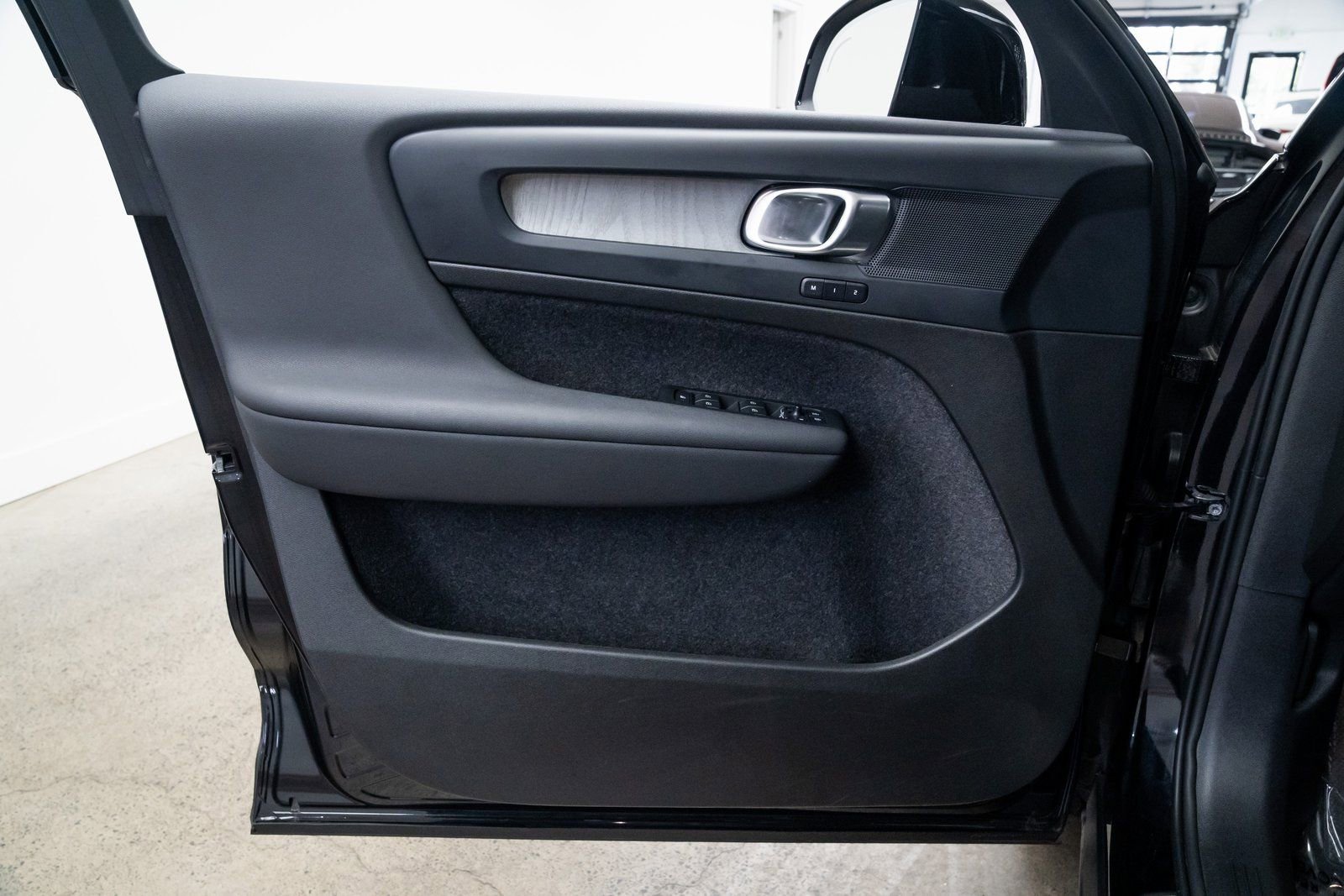 Used 2024 Volvo XC40 B5 Plus image 16