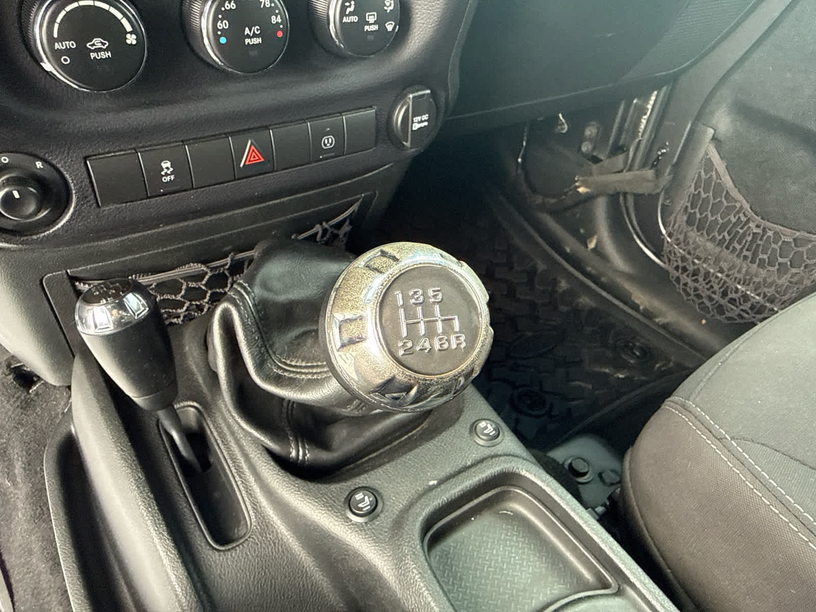 Used 2016 Jeep Wrangler Unlimited Sahara w/ Connectivity Group AWD/4WD image 20
