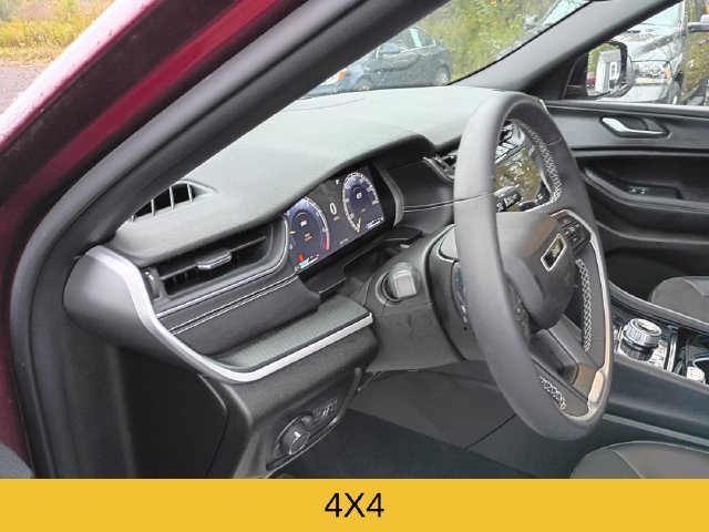 Used 2023 Jeep Grand Cherokee Laredo AWD/4WD image 11