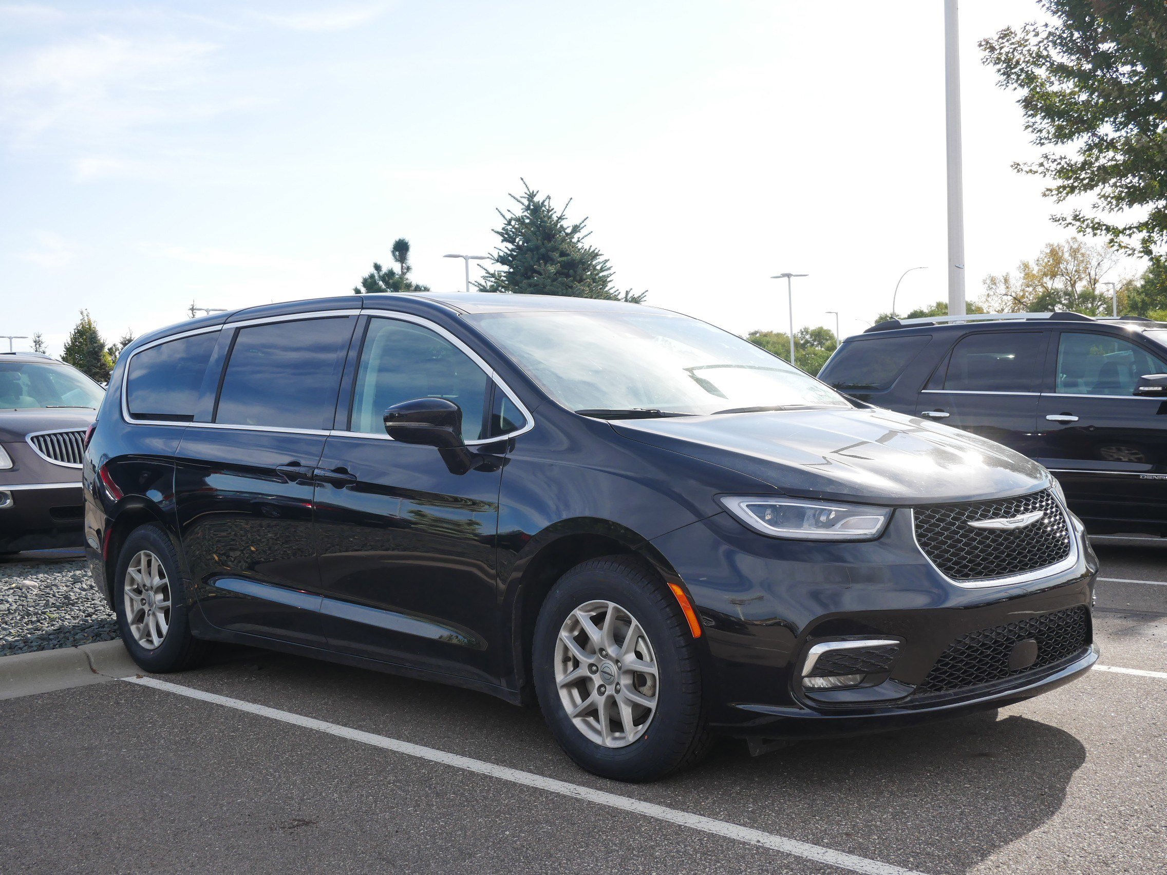 Used 2024 Chrysler Pacifica Touring-L image 1