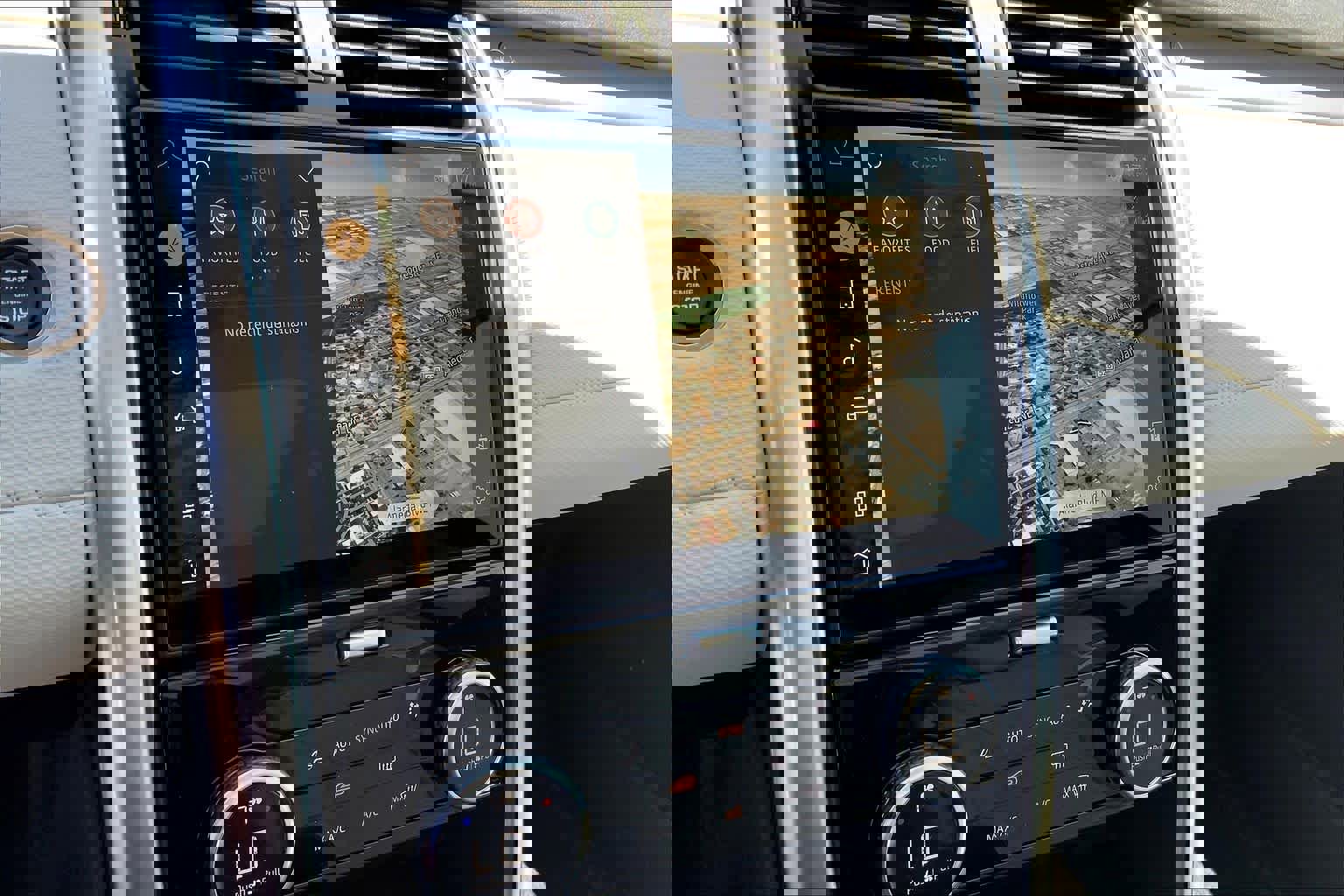 New 2025 Land Rover Discovery Dynamic SE image 16