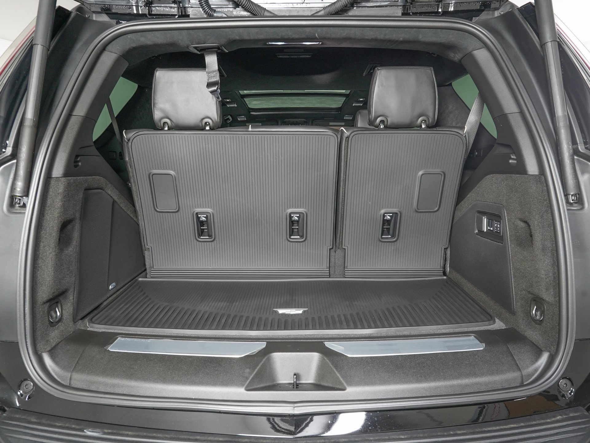 Used 2025 Cadillac Escalade V w/ LPO, ONYX Package image 13