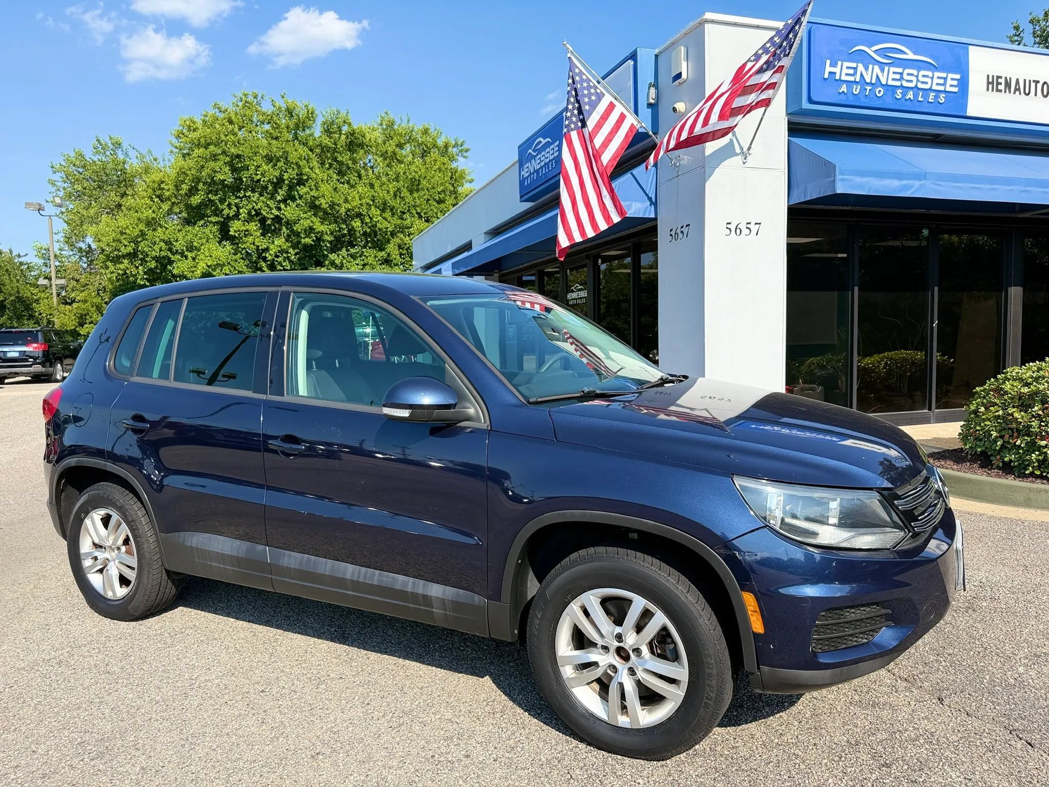 Used 2012 Volkswagen Tiguan LE FWD image 1