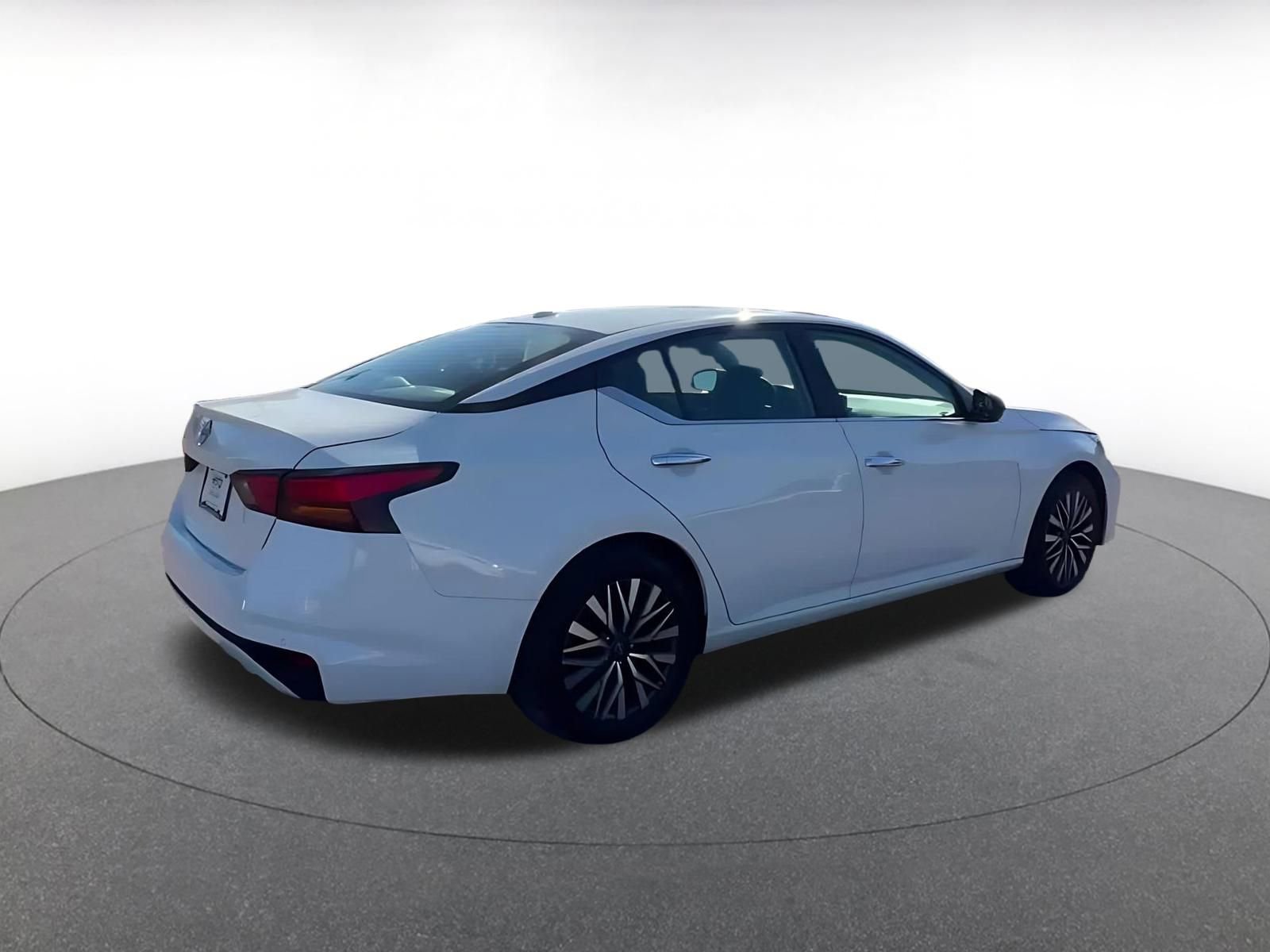 Used 2025 Nissan Altima 2.5 SV image 14