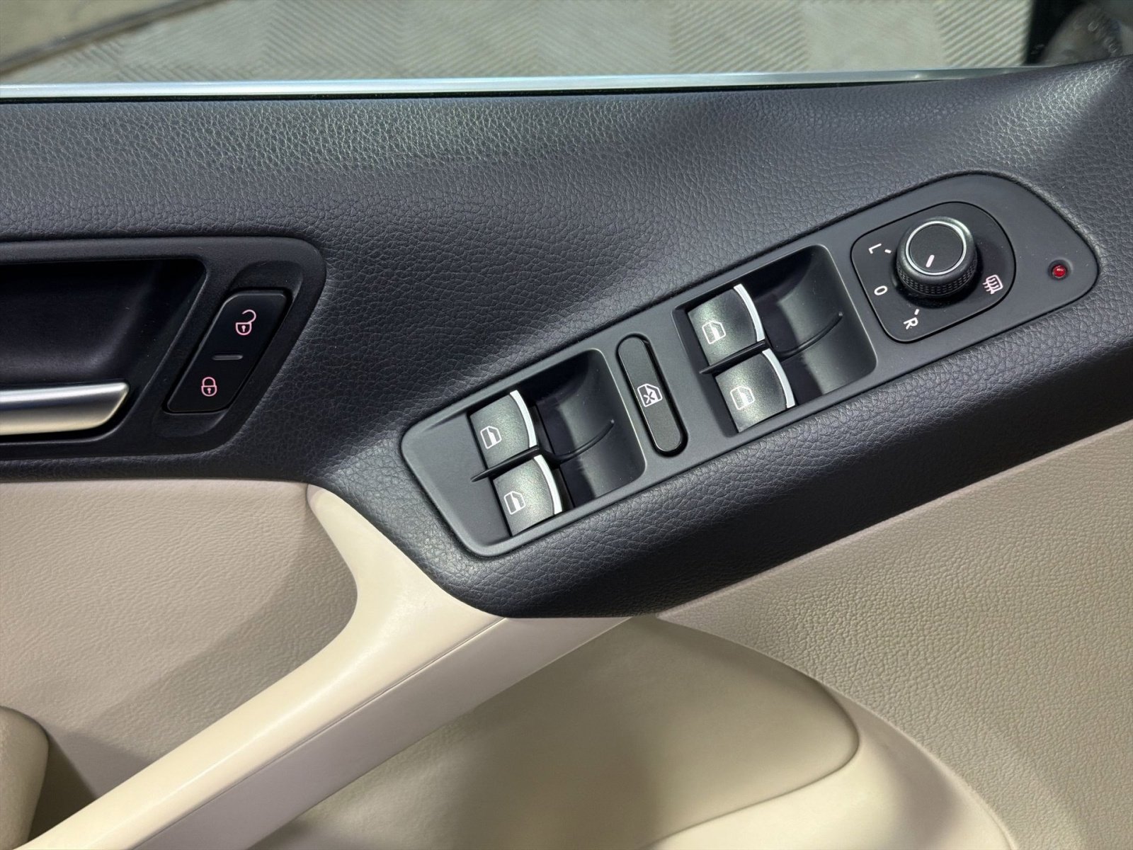 Used 2016 Volkswagen Tiguan SE image 36