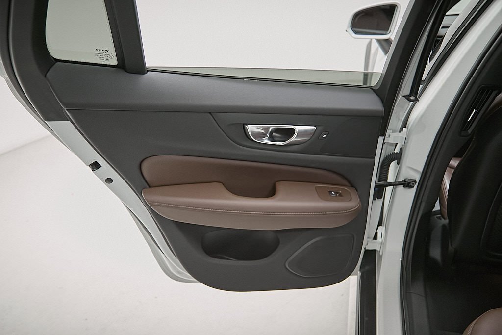 Certified 2024 Volvo V60 B5 Cross Country Ultimate image 18