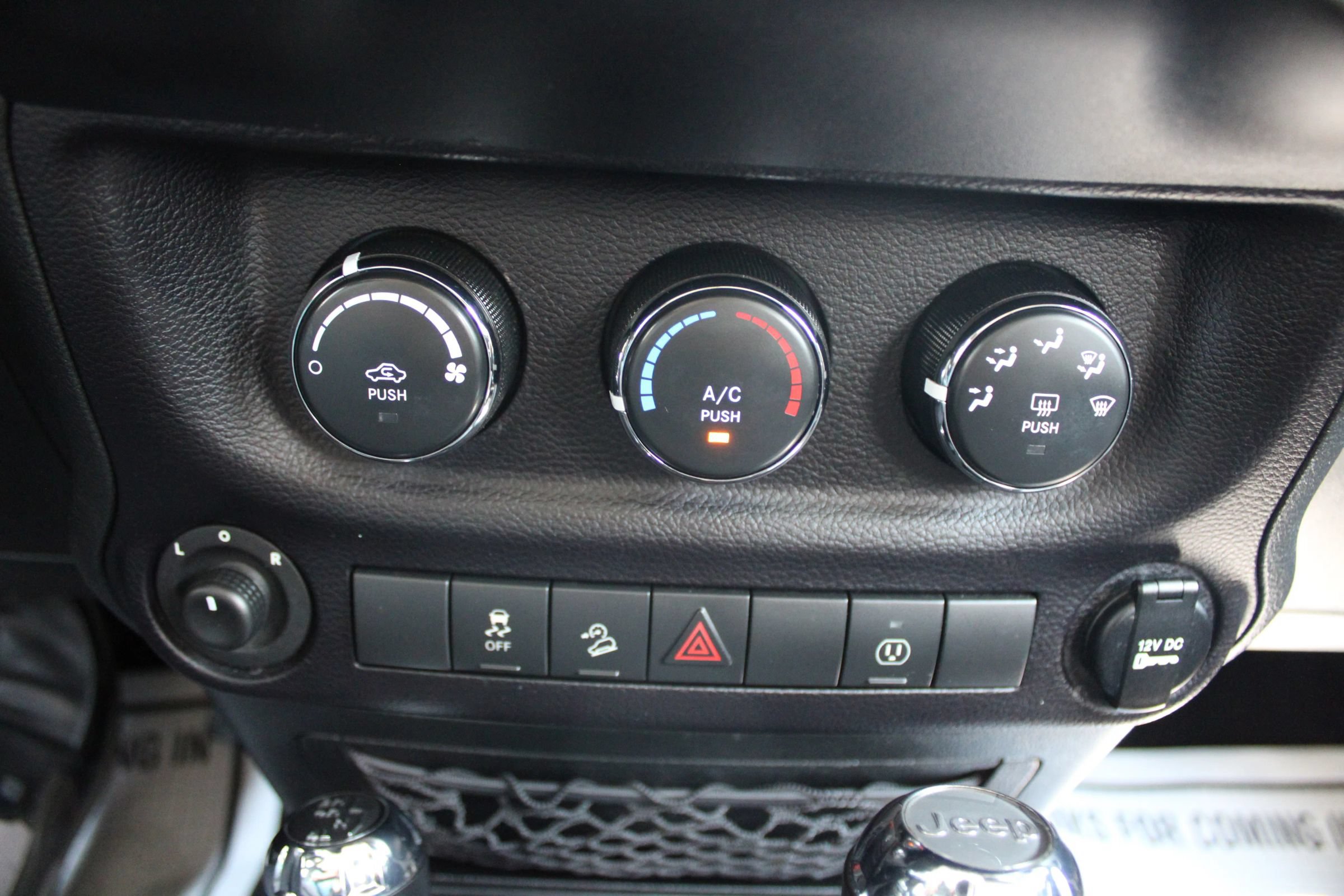 Used 2015 Jeep Wrangler Unlimited Sahara w/ Connectivity Group AWD/4WD image 36