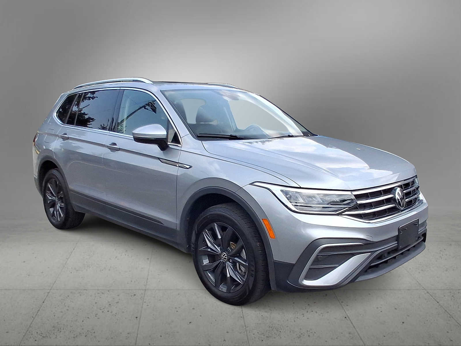 Used 2024 Volkswagen Tiguan SE w/ Panoramic Sunroof Package AWD/4WD image 2