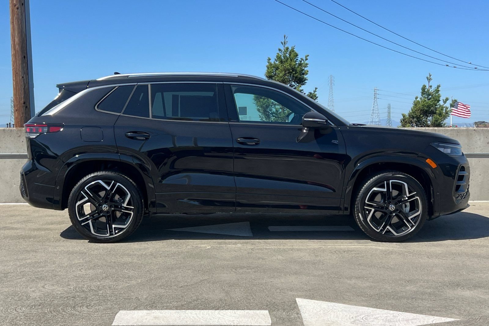 New 2026 Volkswagen Tiguan SEL R-Line AWD/4WD image 3