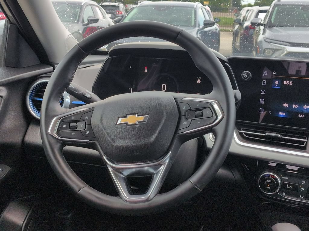 Used 2025 Chevrolet Trax LT w/ LT Convenience Package FWD image 22