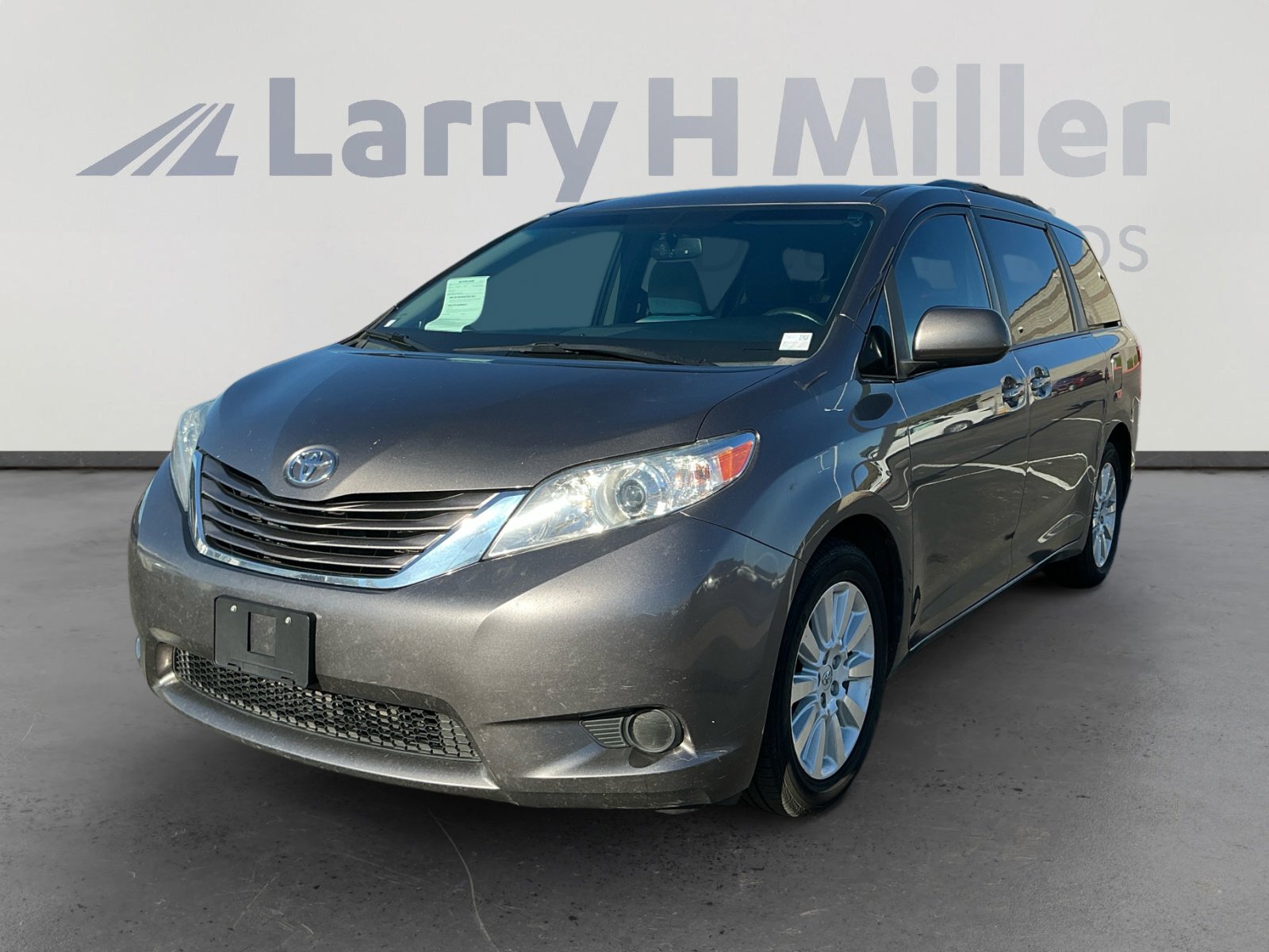 Used 2015 Toyota Sienna LE image 1