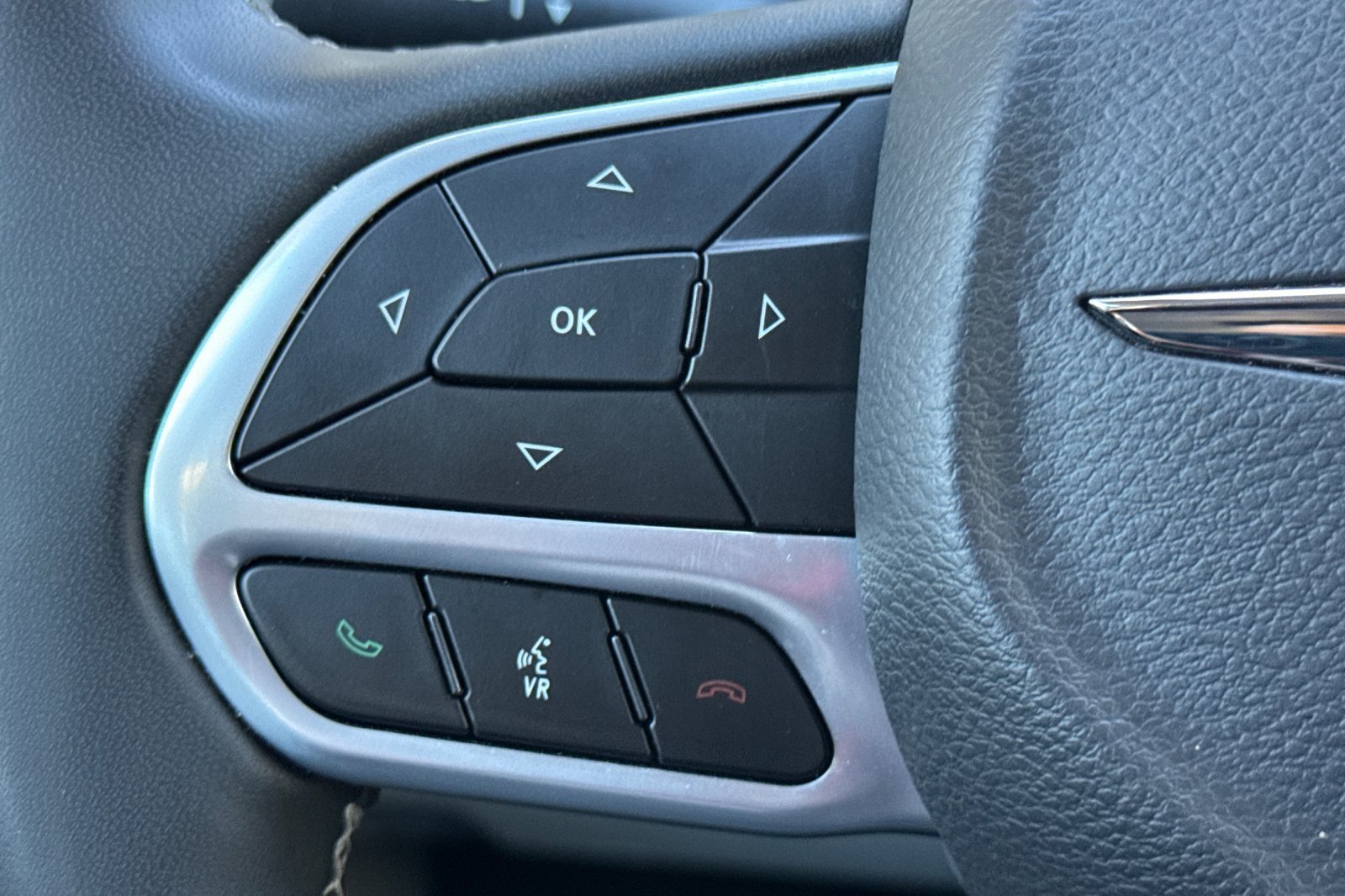 Used 2024 Chrysler Pacifica Limited FWD image 28