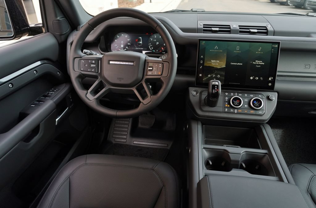Certified 2026 Land Rover Defender 130 X-Dynamic SE AWD/4WD image 15